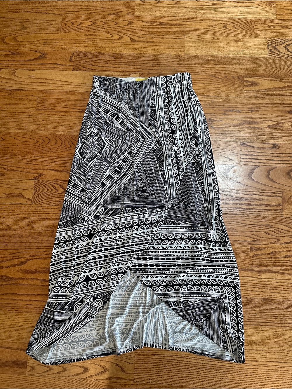 Maeve White and black patterned asymmetrical skirt size small